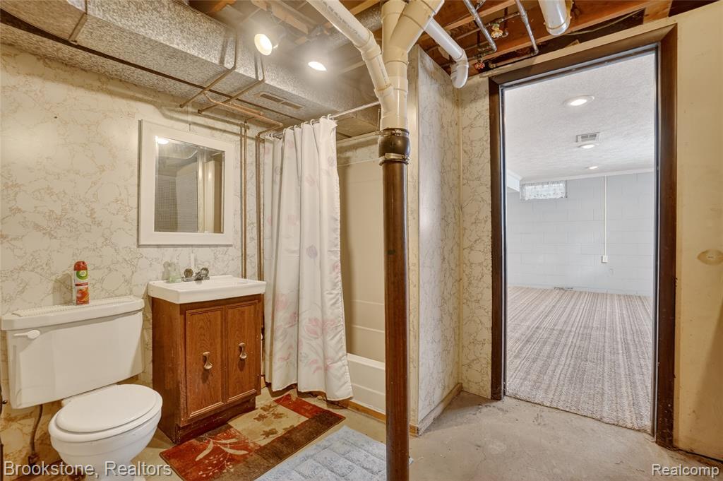 300 N Kibbee Street, MI 48879 — Photo 33