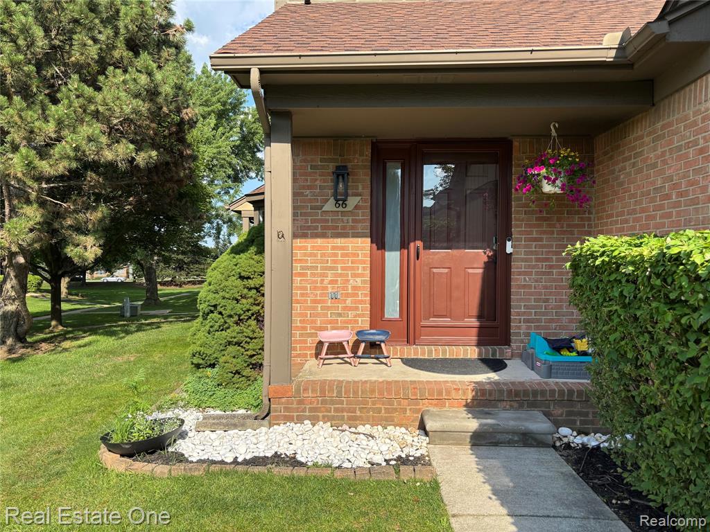 66 Meadow Wood Drive, Rochester Hills, MI 48307 — Photo 2