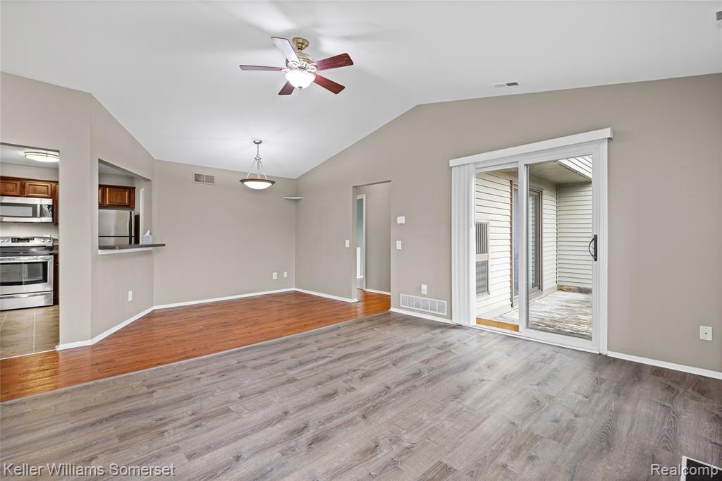 20745 Indian Creek Drive, Farmington Hills, MI 48335 — Photo 11