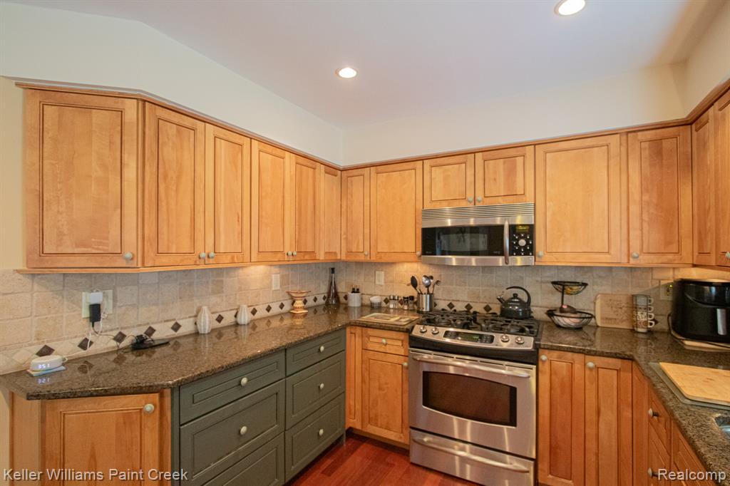 19170 Dawnshire Drive, Brownstown, MI 48193 — Photo 18