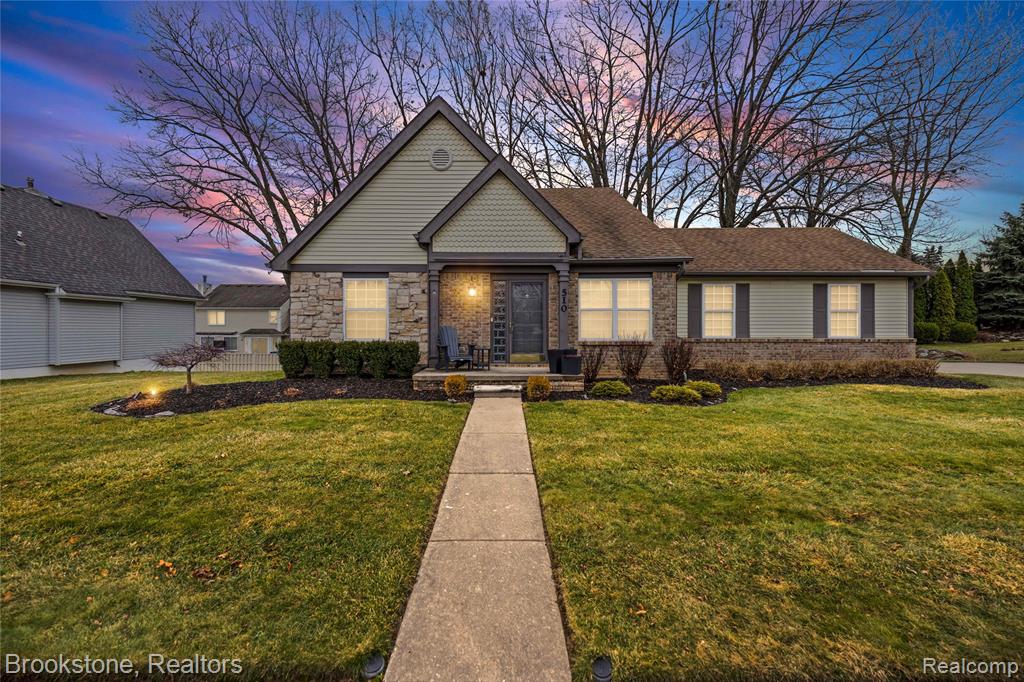 510 Woodland Hills Drive, Walled Lake, MI 48390 — front exterior