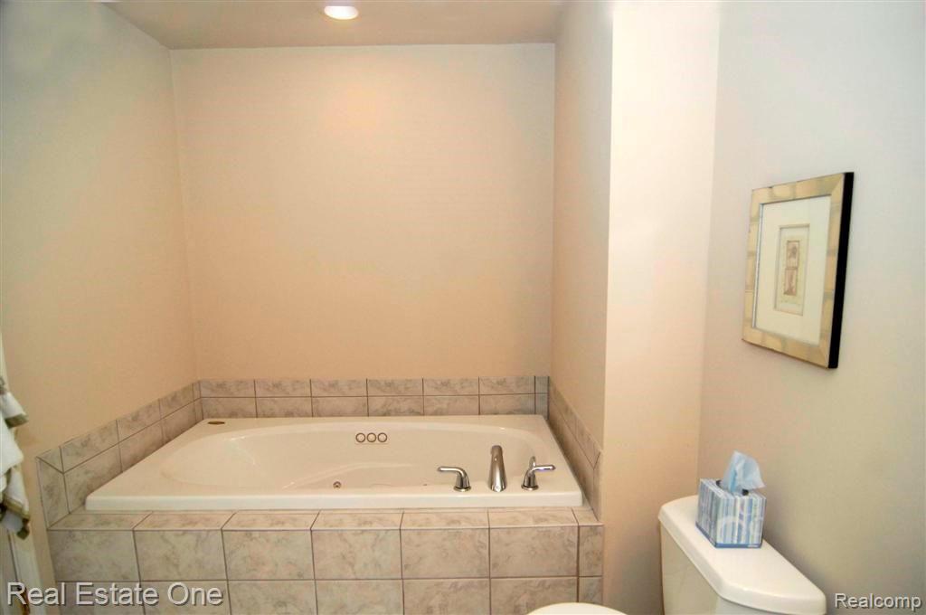 66 SANDHILLS Lane, Lake Orion, MI 48362 — Photo 26
