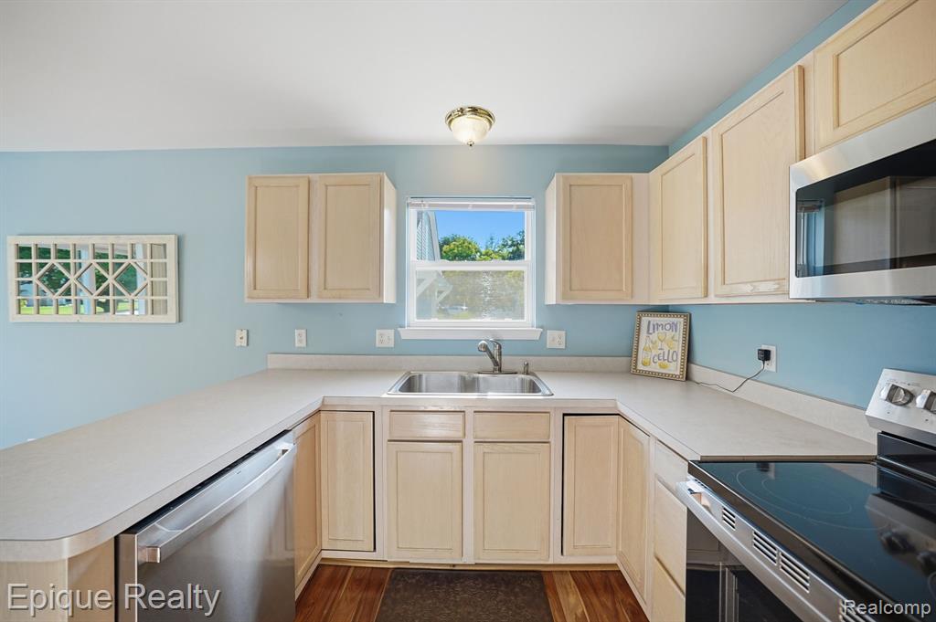 919 Rikki Ann Court, Wixom, MI 48393 — Photo 5