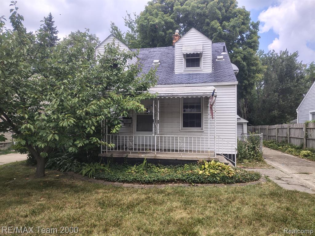 19131 Elkhart Street, Harper Woods, MI 48225