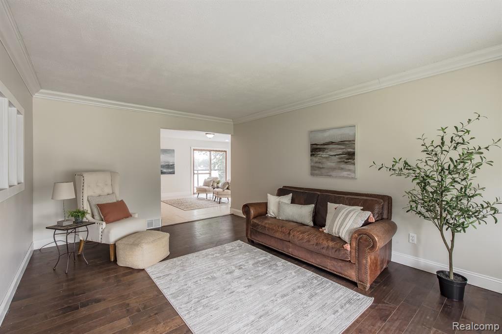 5914 Pleasant Drive, Waterford, MI 48329 — Photo 5