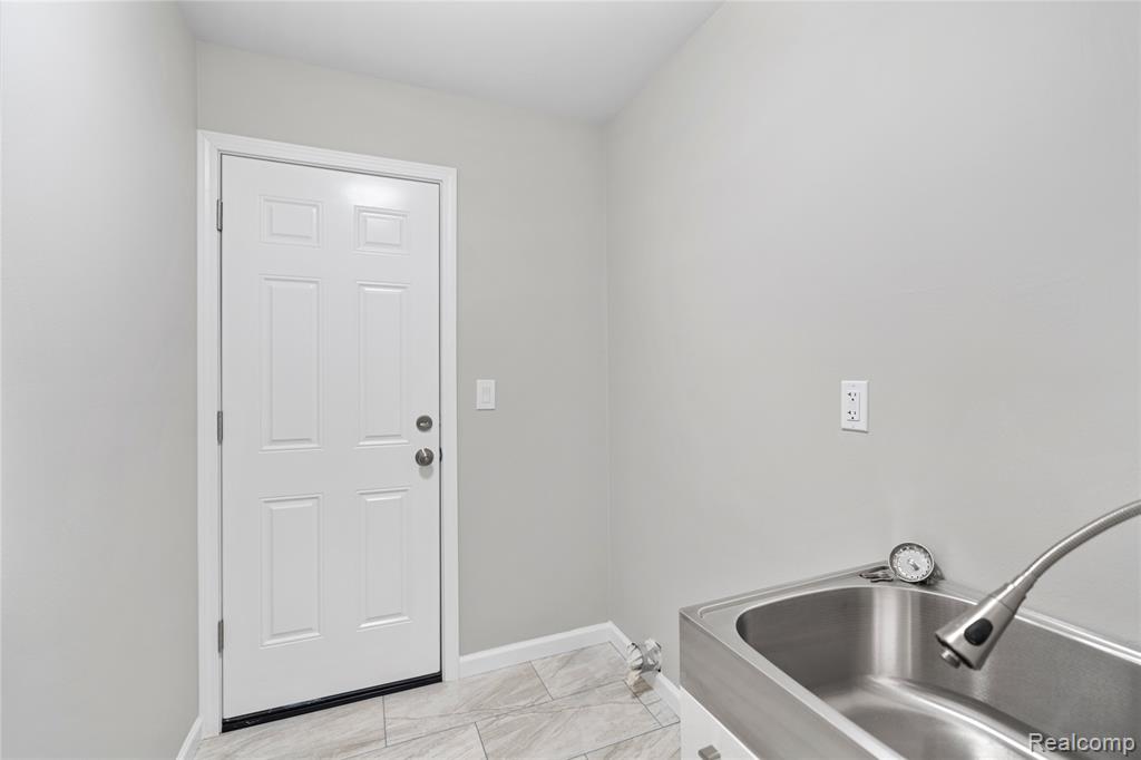 11476 Delmar Drive, Fenton, MI 48430 — Photo 13