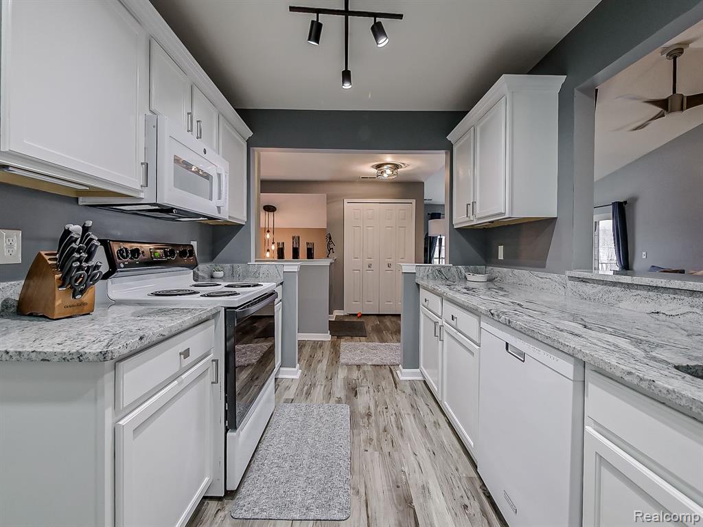 45724 WARWICK Drive, Macomb, MI 48044 — Photo 8