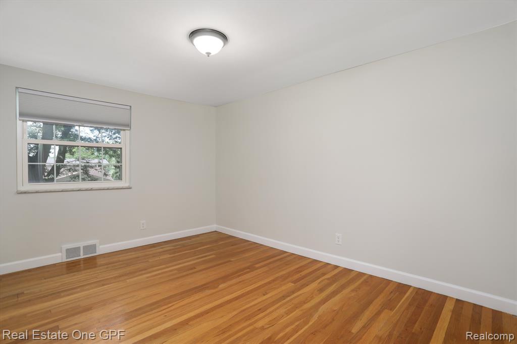 724 S ROSEDALE, Grosse Pointe Woods, MI 48236 — Photo 19