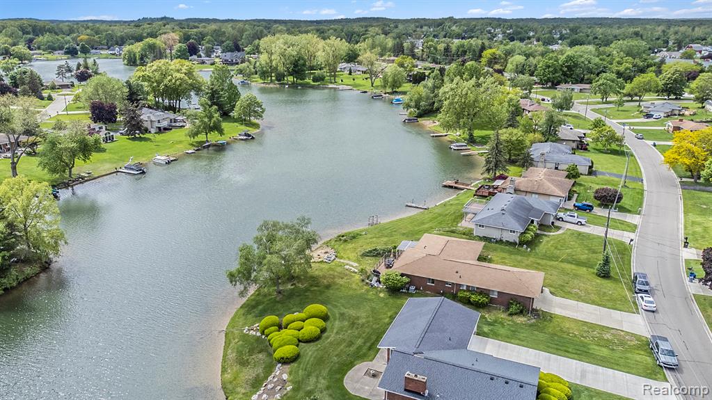 687 Sunnybeach Drive, White Lake, MI — Photo 35
