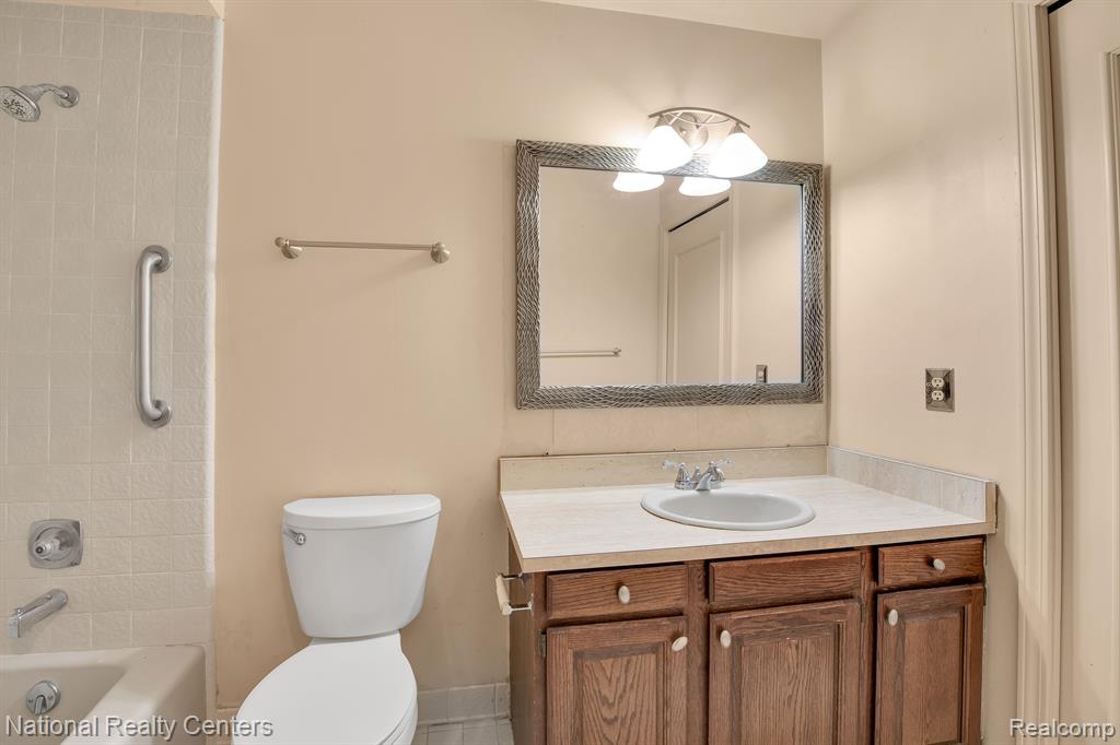 29214 W CHANTICLEER Drive, Southfield, MI 48034 — Photo 18