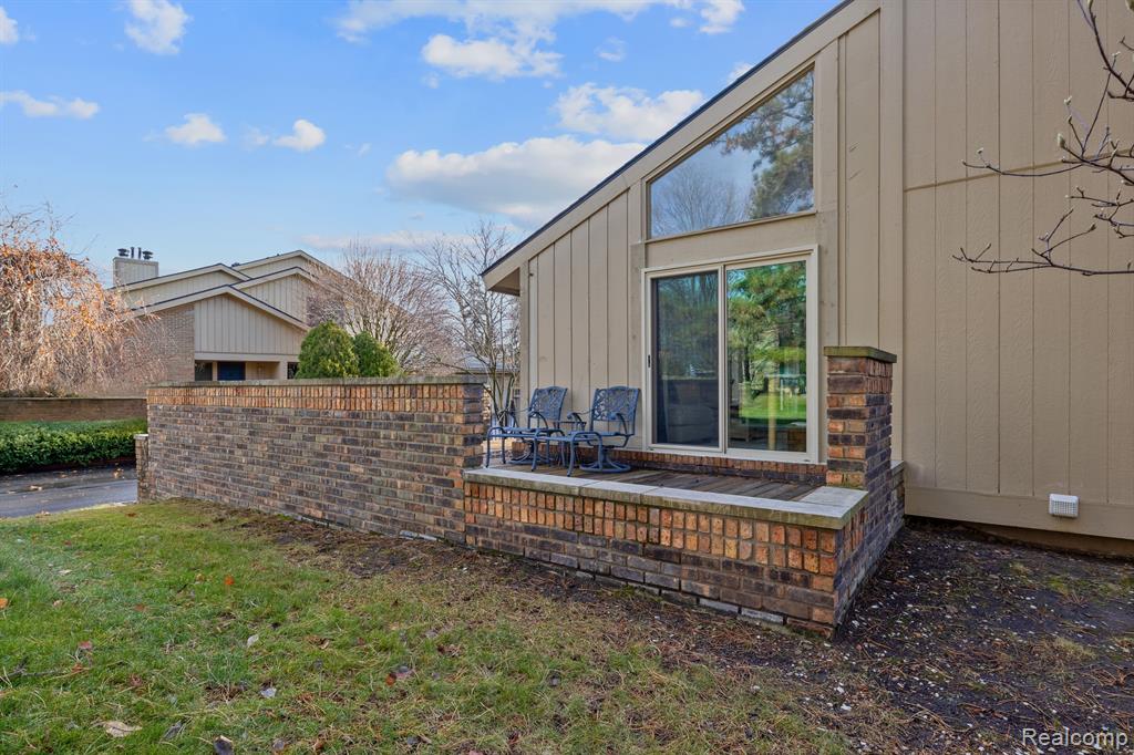 1561 S HILL Boulevard, Bloomfield Hills, MI 48304 — Photo 35