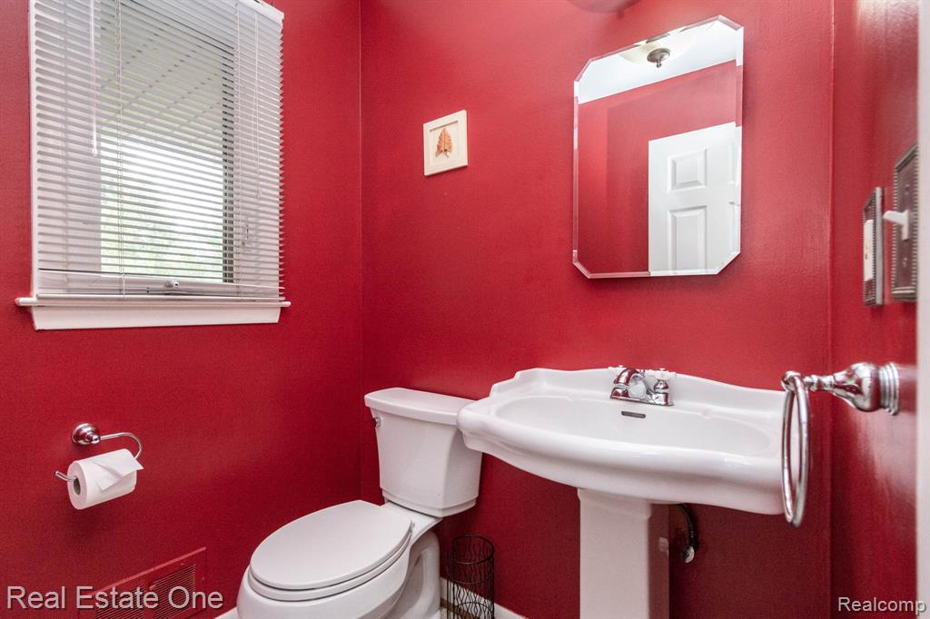 6011 Walker Drive, Troy, MI 48085 — Photo 35