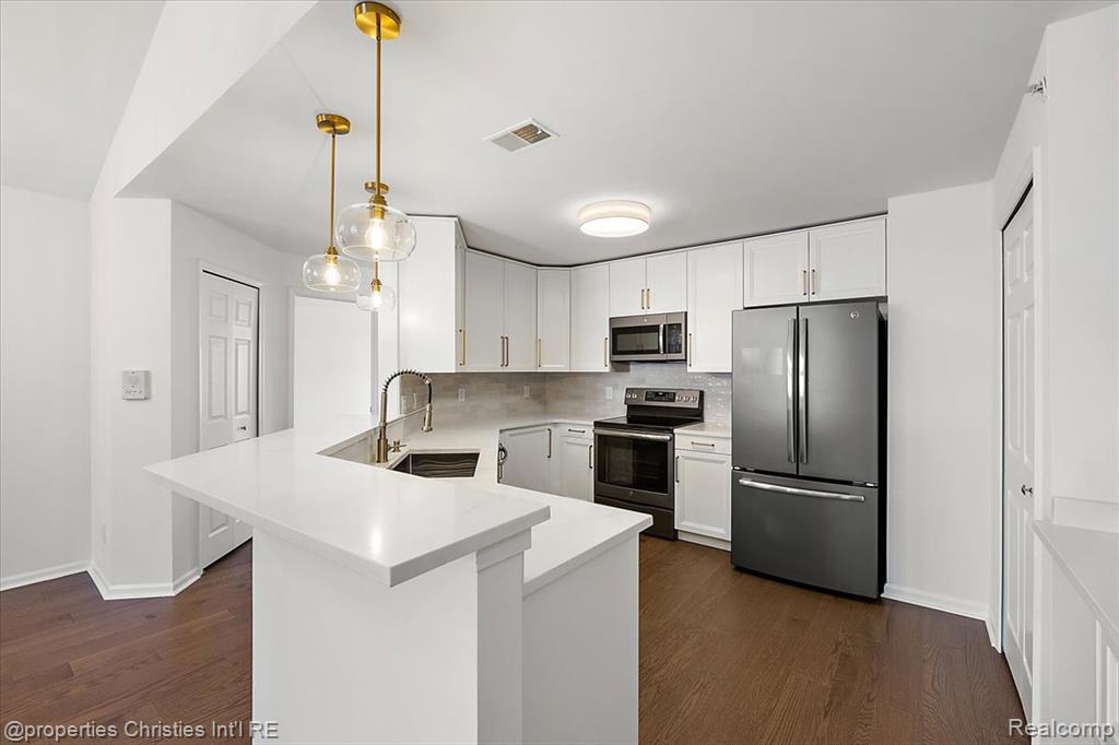 8204 Alexa Drive, Commerce Twp, MI 48390 — Photo 12