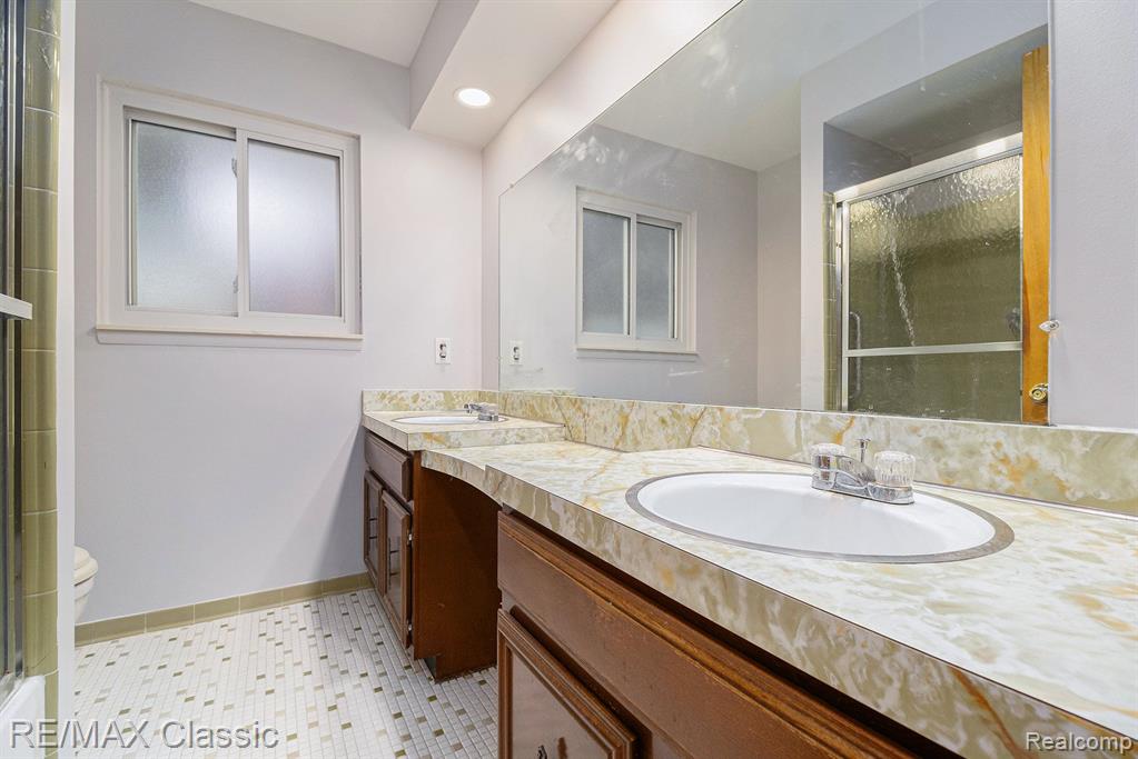 4909 DICKSON Drive, Sterling Heights, MI 48310 — Photo 13