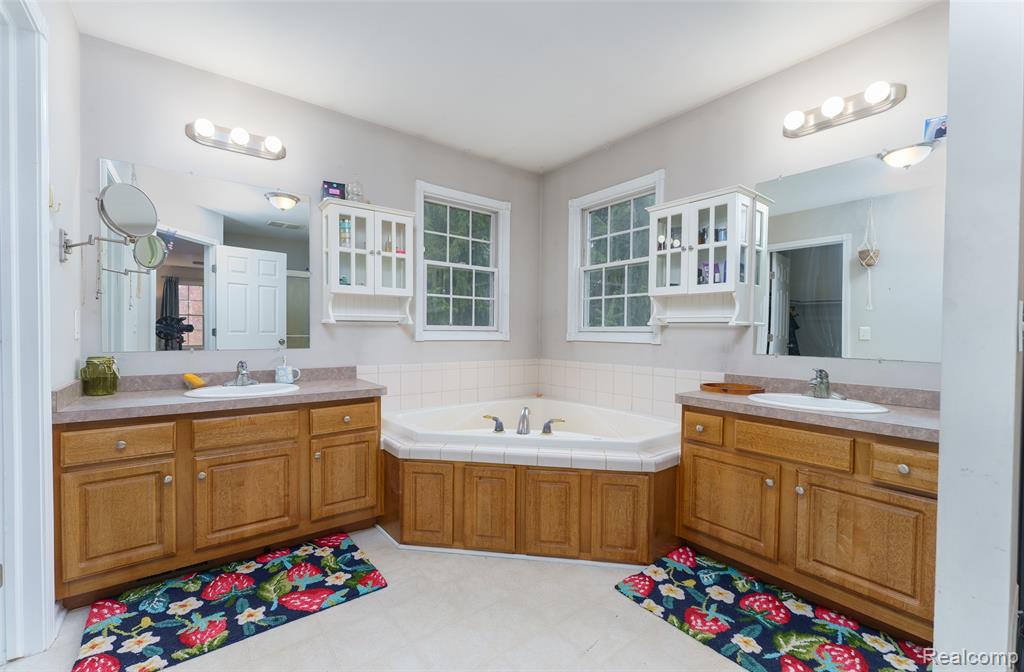 10887 Mackinaw Trail, Fowlerville, MI 48836 — Photo 19