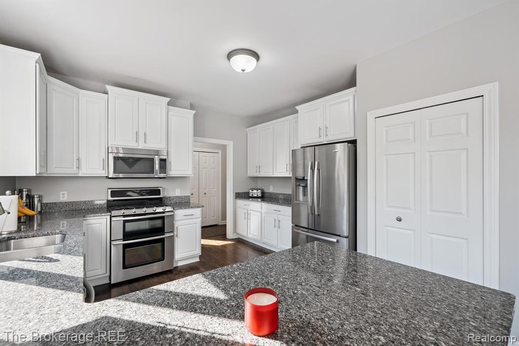 8000 Barrington Lane, Clarkston, MI 48348 — Photo 15
