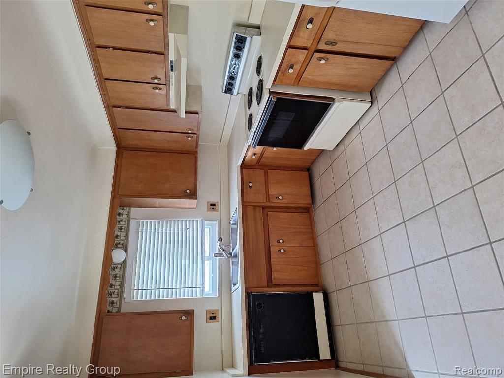 8547 Kinloch Street, Dearborn Heights, MI 48127 — Photo 10