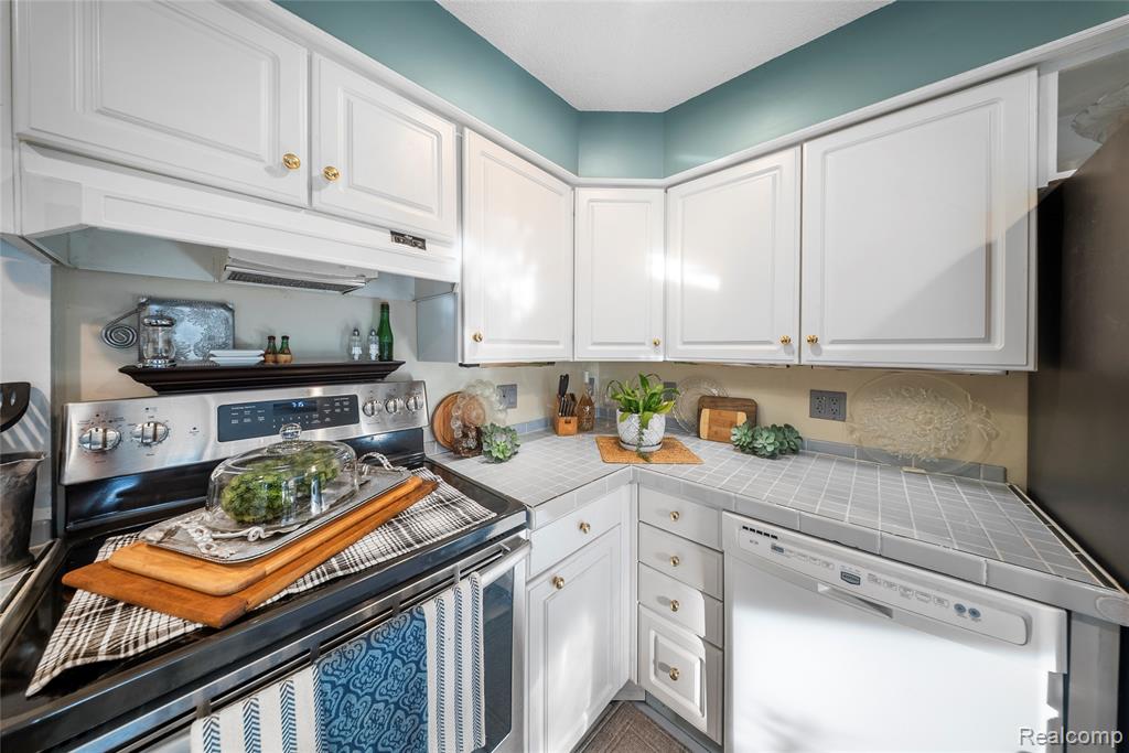 30500 Bayview Drive, Gibraltar, MI — Photo 8