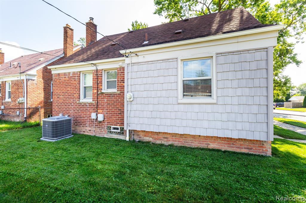 9732 LAURENCE Avenue, Allen Park, MI 48101 — Photo 35