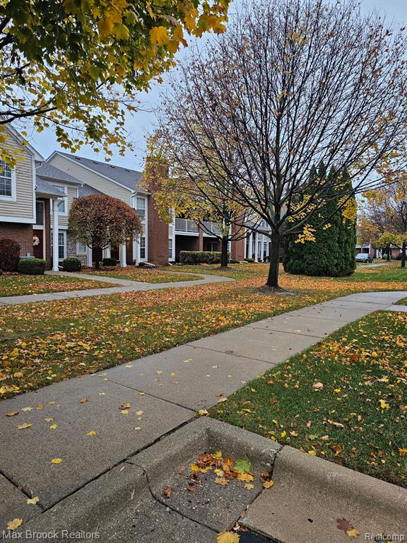 4257 BERKSHIRE Drive, Sterling Heights, MI 48314 — Photo 4