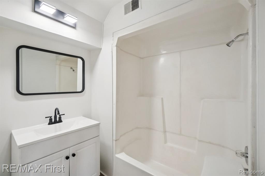 7726 Coolidge, Center Line, MI 48015 — Photo 16