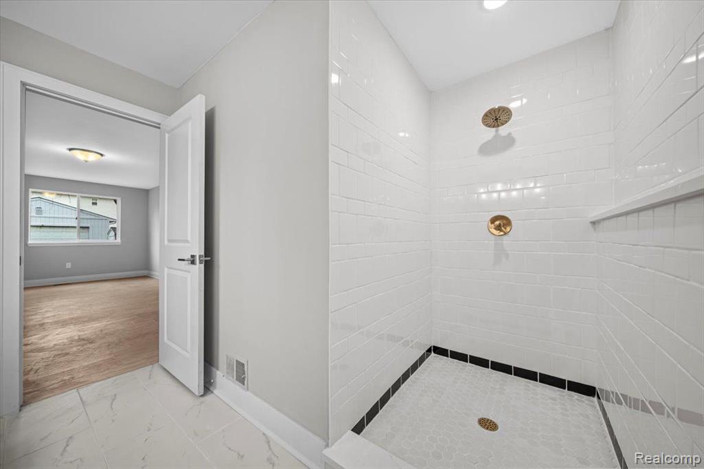 360 NEWTON Drive, Lake Orion, MI 48362 — Photo 19