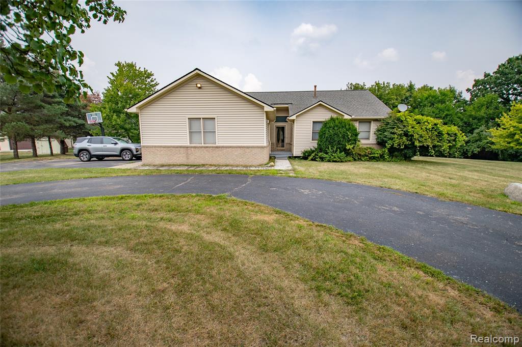 808 Vivian Lane, Oxford, MI 48371 — front exterior
