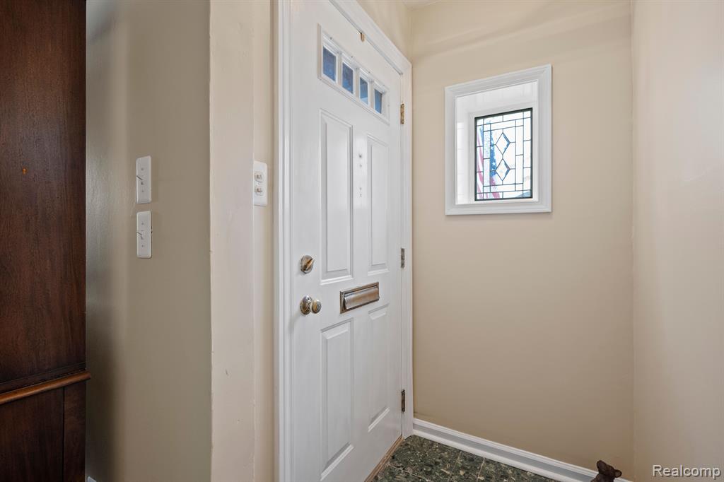 917 CEDARHILL Drive, Royal Oak, MI 48067 — Photo 4