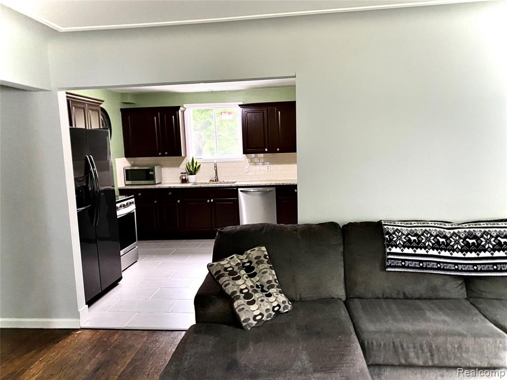 8073 Helen, Center Line, MI 48015 — Photo 7
