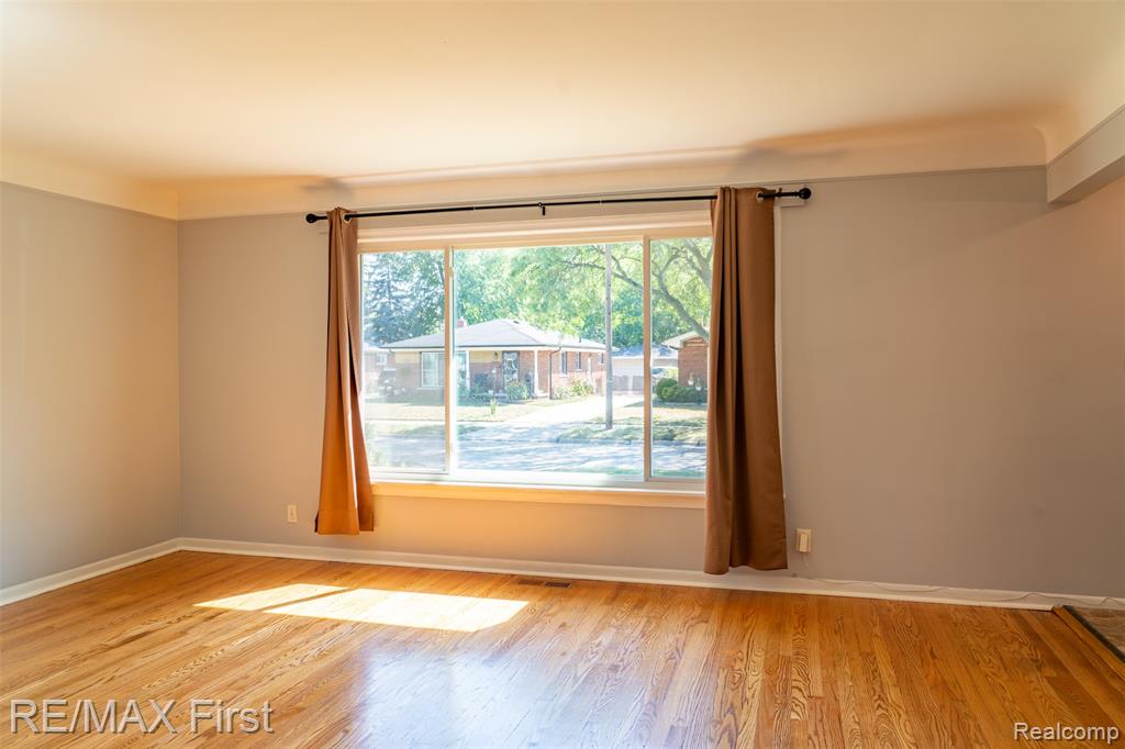 7257 State Park, Center Line, MI 48015 — Photo 11