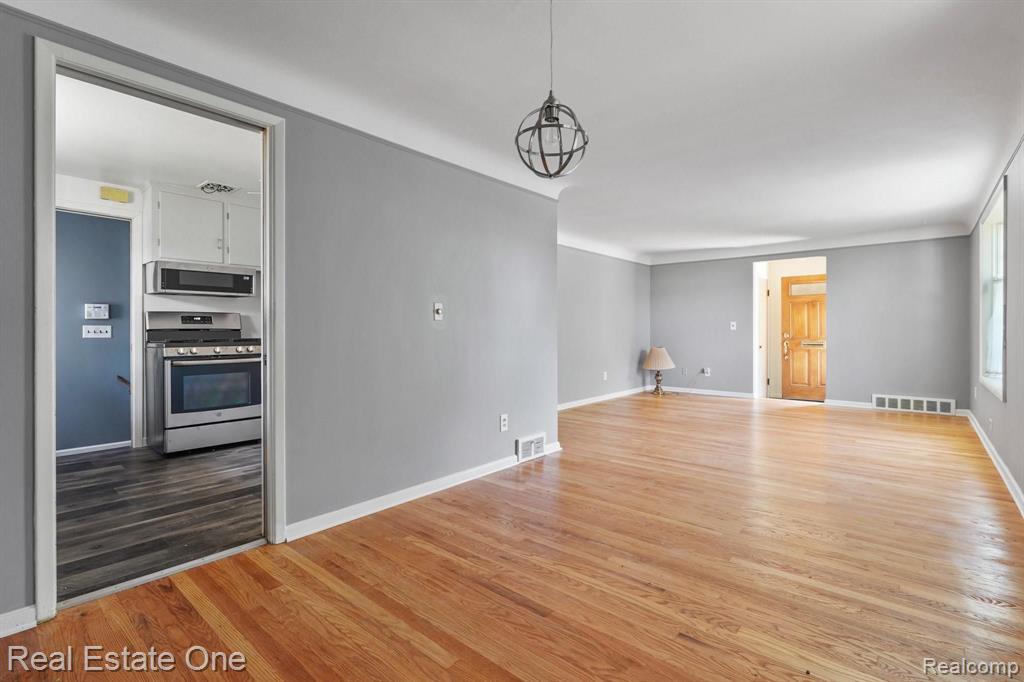 21135 LITTLESTONE Road, Harper Woods, MI 48225 — Photo 4