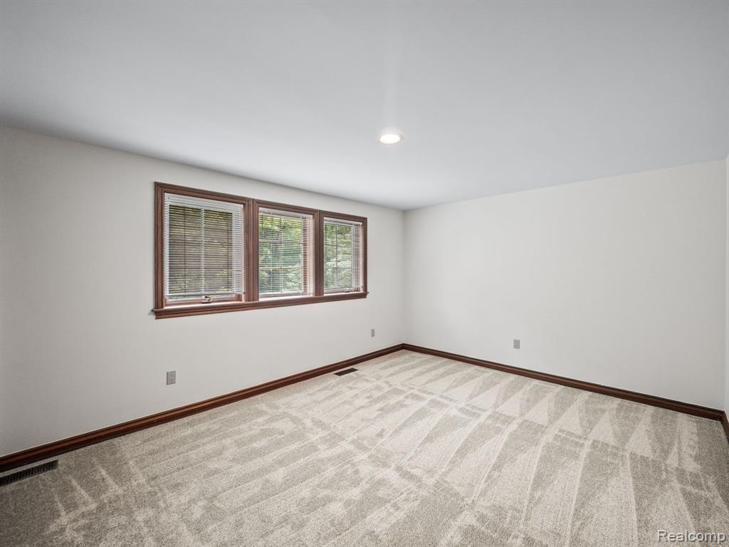 4932 SUSANS Way, Bloomfield Hills, MI 48302 — Photo 33