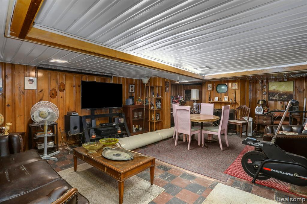 8691 E OUTER Drive, Detroit, MI 48213 — Photo 38