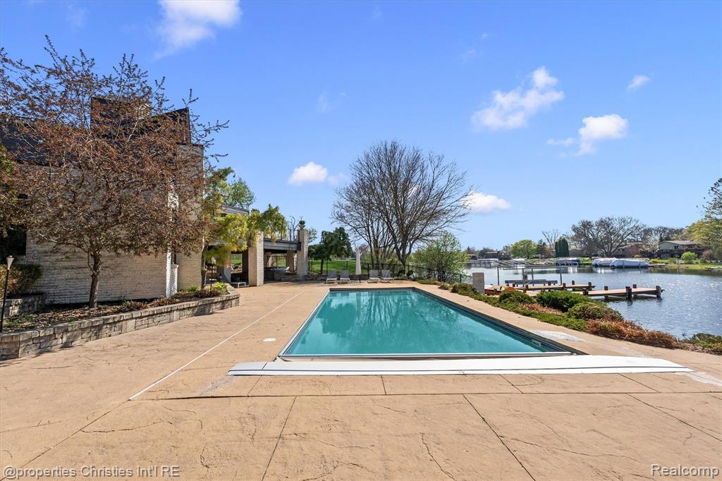 4912 Oakwood Court, Commerce Twp, MI 48382 — Photo 12