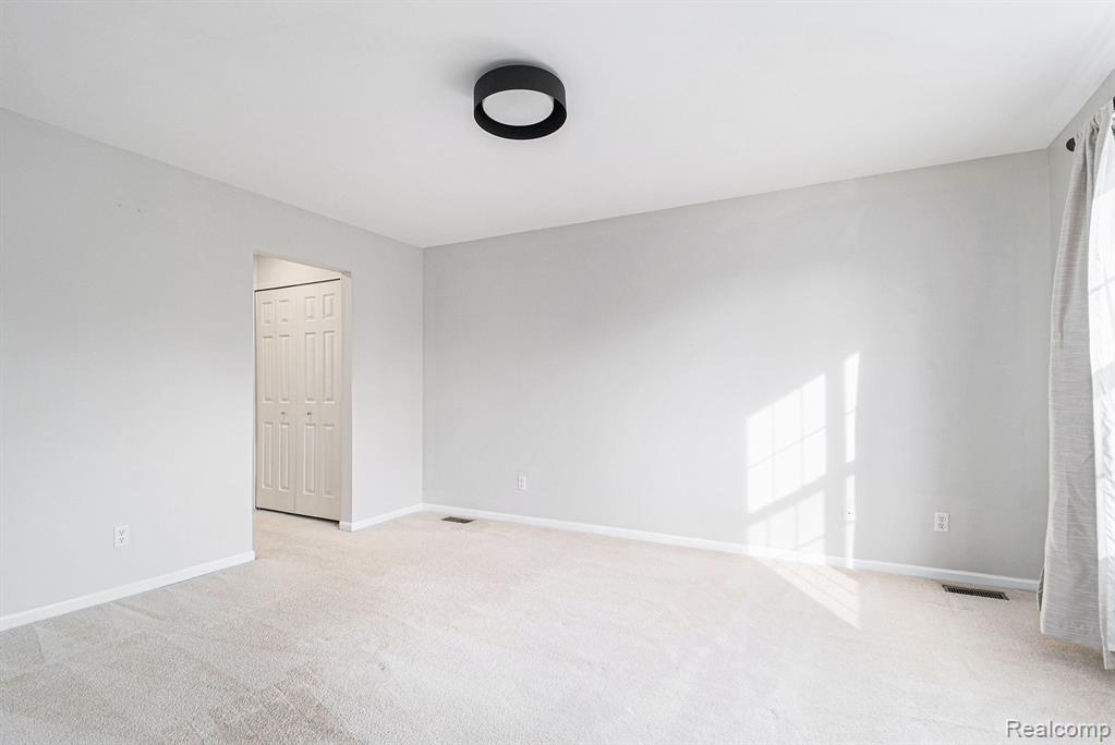 855 DRAKESHIRE Drive, Walled Lake, MI 48390 — Photo 21