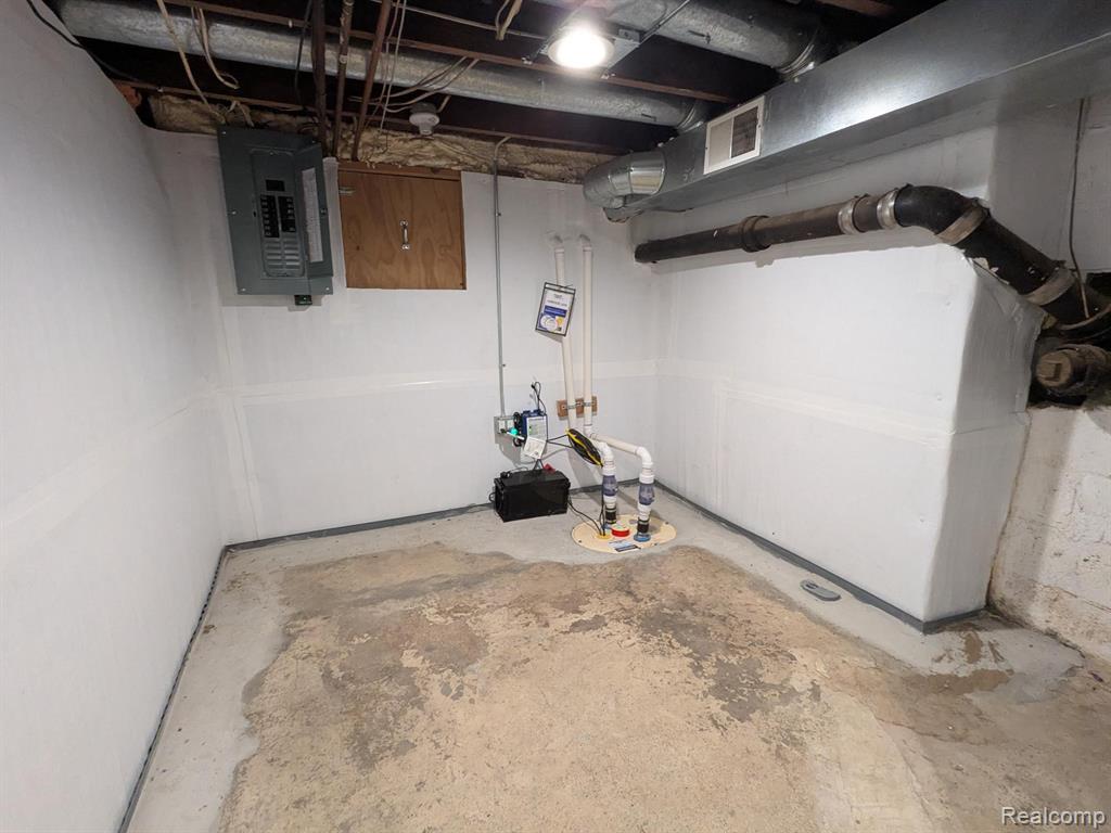2305 Hester Court, Keego Harbor, MI 48320 — Photo 16