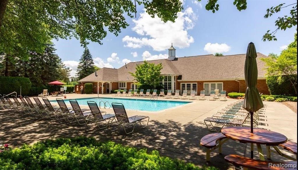 4043 BERKSHIRE Drive, Sterling Heights, MI 48314 — Photo 31
