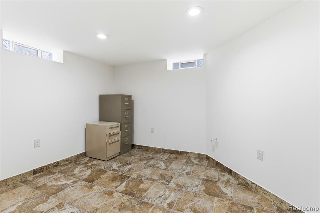 7002 Norborne Avenue, Dearborn Heights, MI 48127 — Photo 17