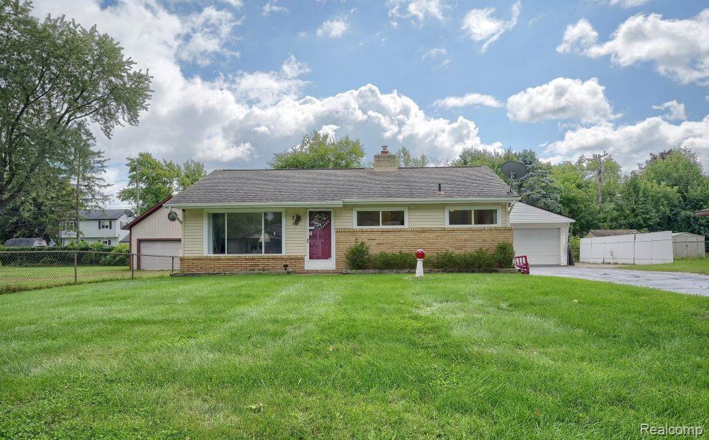 4445 OAKVISTA Avenue, Clarkston, MI — front exterior