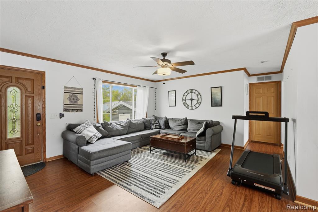 11105 Wood Run Circle, South Lyon, MI 48178 — Photo 4