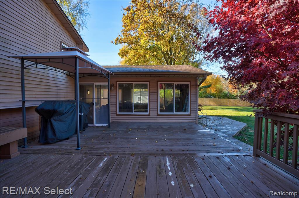 9367 Longmeadow Court, Fenton, MI 48430 — Photo 13