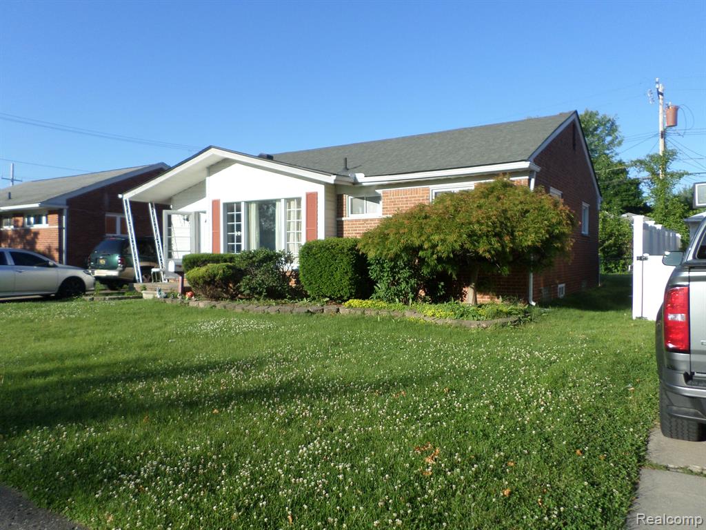 8386 N COLONIAL Street, Dearborn Heights, MI 48127 — front exterior