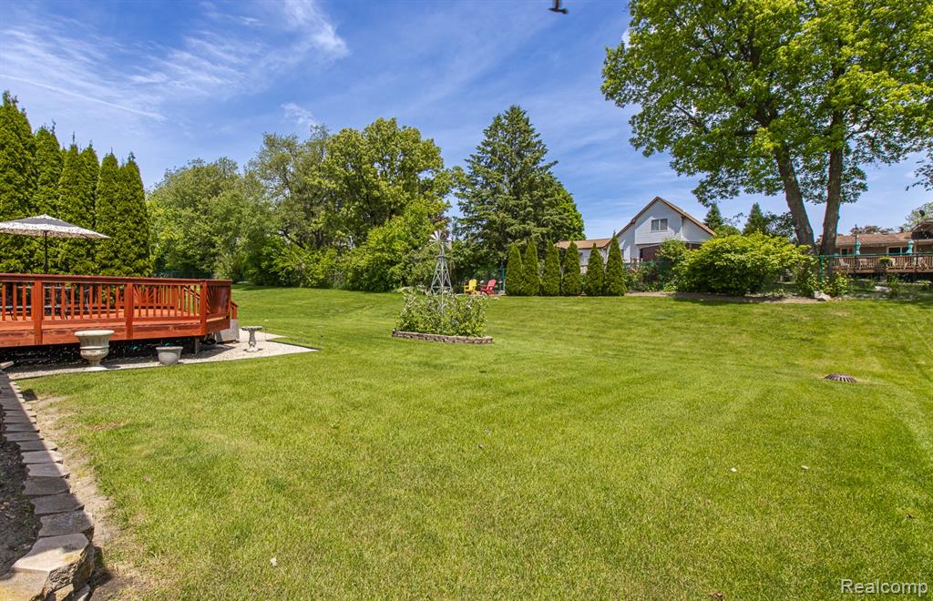 4304 W Pointe Drive, Waterford, MI 48329 — Photo 31