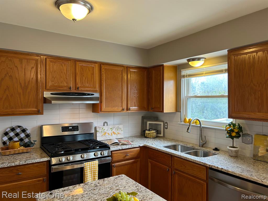 3599 PARKLAWN Drive, Canton, MI 48188 — Photo 17