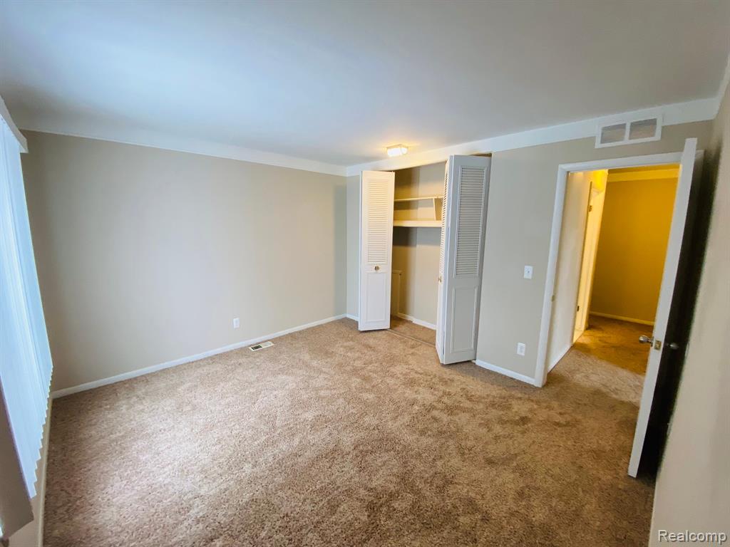 490 FOX HILLS Drive N, 8, Bloomfield Hills, MI 48304 — Photo 17