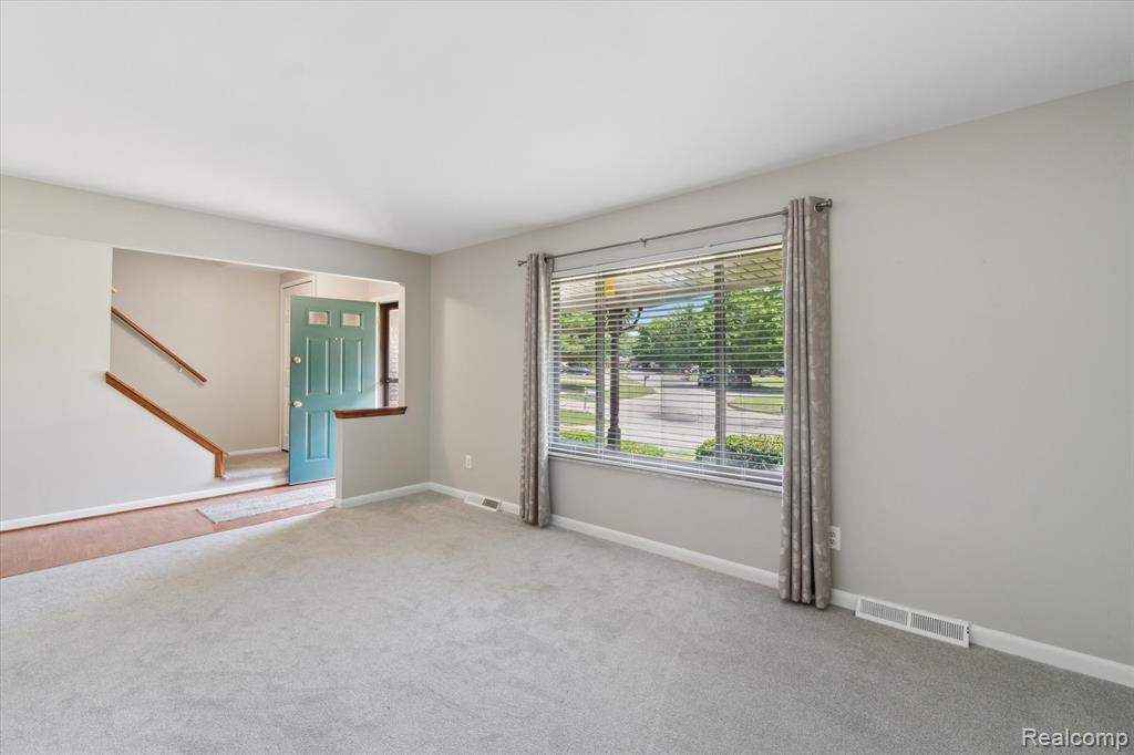 6169 Barker Circle, Waterford, MI 48329 — Photo 7