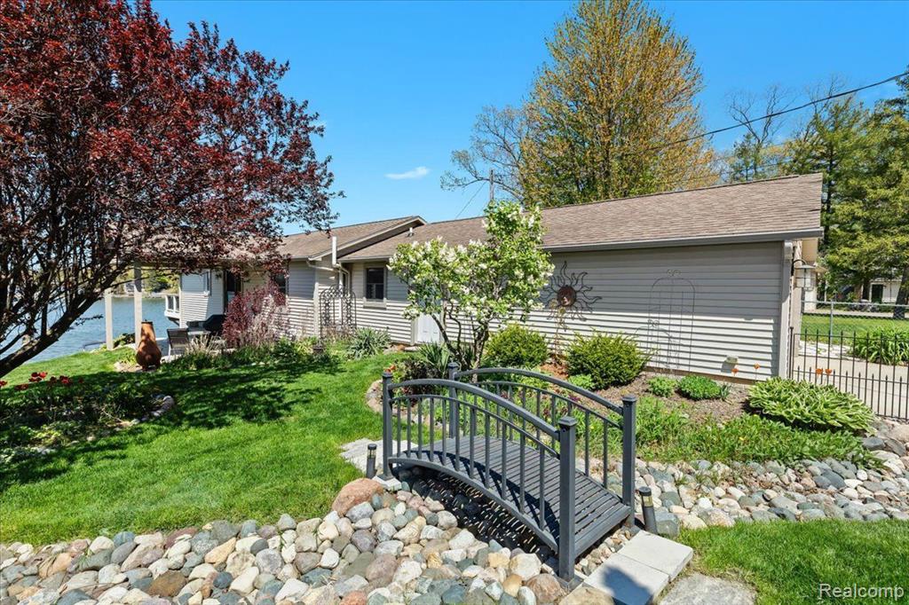 6521 HARTWOOD Drive, Fenton, MI 48430 — Photo 47