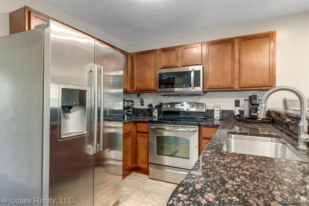 654 LYDIA Lane, Pontiac, MI 48341 — Photo 11
