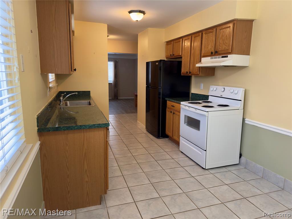 20037 Village Green Court, Brownstown, MI 48183 — Photo 4