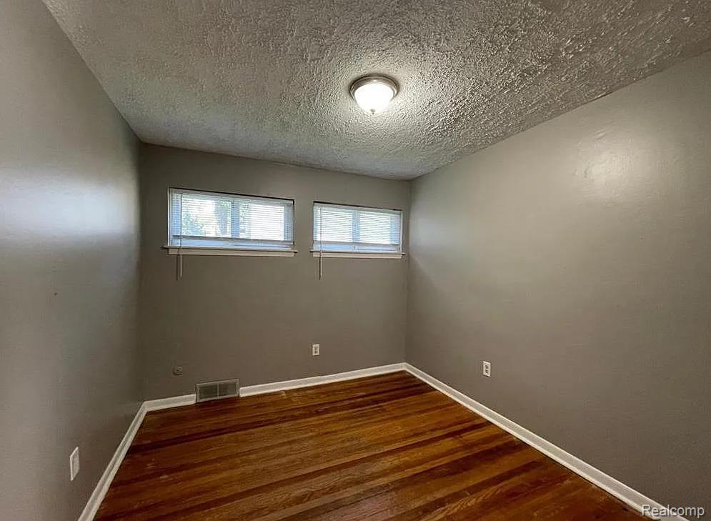 902 E WINDEMERE Avenue, Royal Oak, MI 48073 — Photo 10